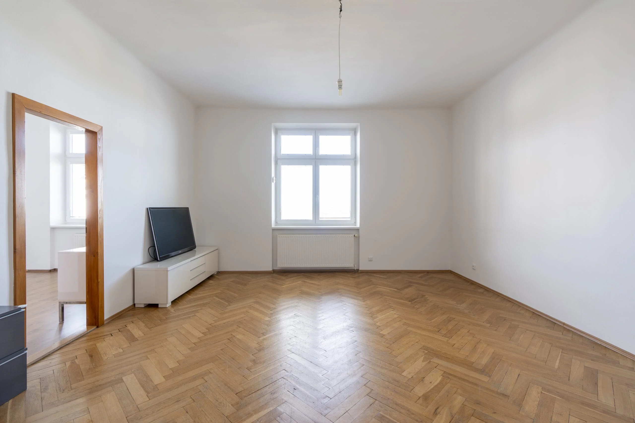 Místnost před virtuálním homestagingem — prázdný prostor bez nábytku